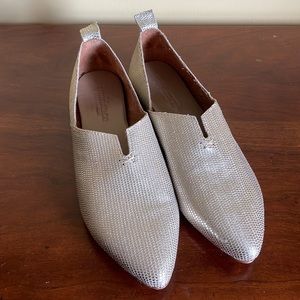 SUNDANCE metallic embossed leather flats size 38 Sun Splashed